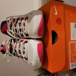 Nike Women White and Pink Athletic Shoes